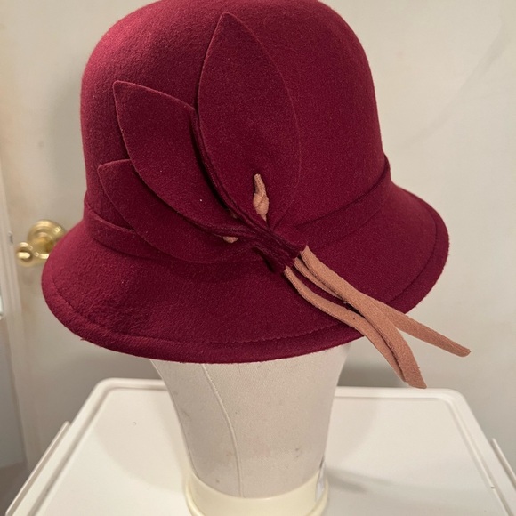 Elegant Burgundy & Tan Cloche Hat with Decorative Detail Sophisticated Timeless - Picture 3 of 8